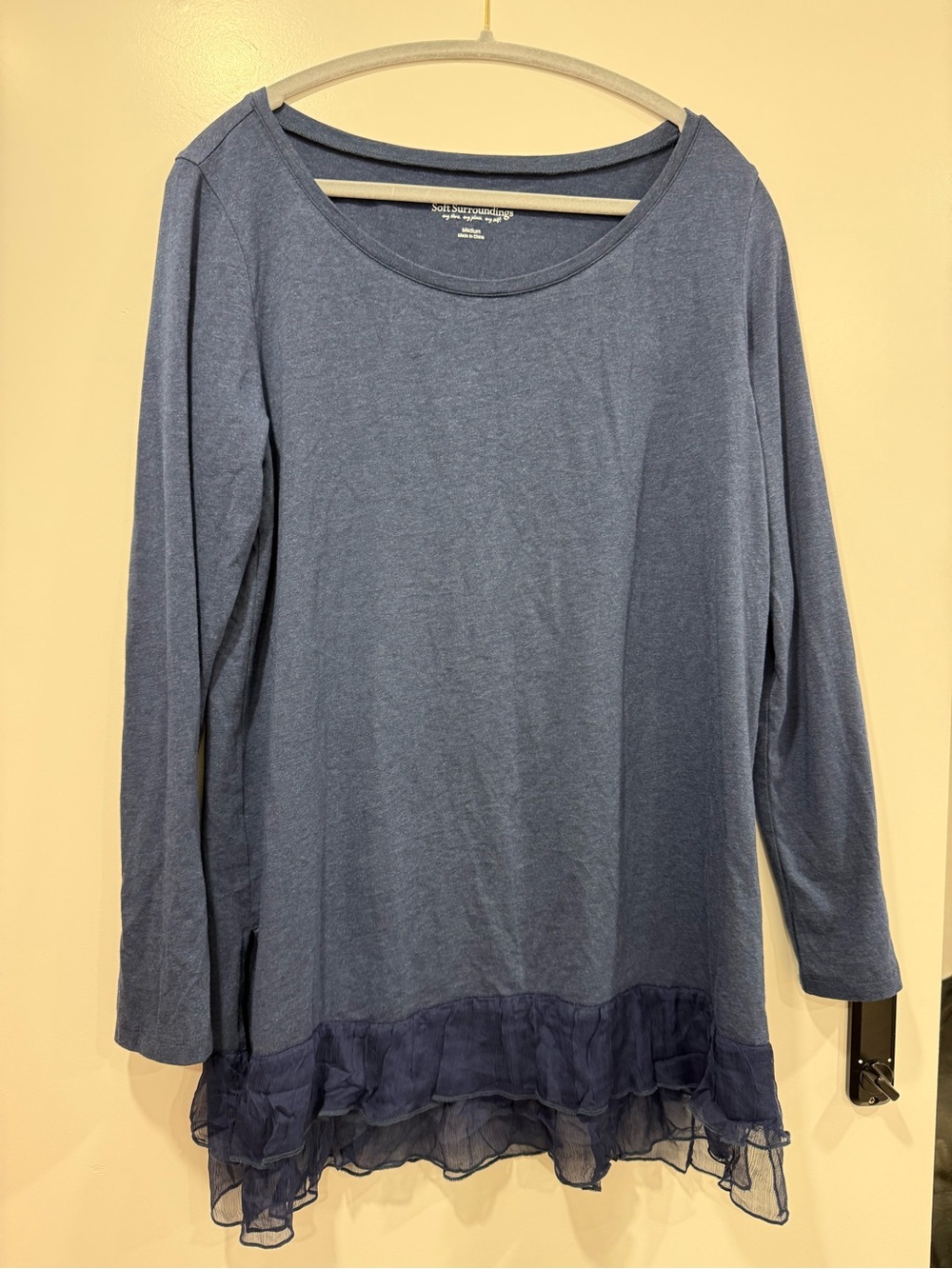 LN Soft Surroundings Women M Blue Tunic Top Long Sleeve Scoop Neck Ruffle Hem